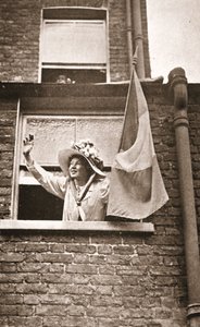 Christabel Pankhurst vinkar till de hungerstrejkande från ett hus med utsikt över Holloway-fängelset av English Photographer