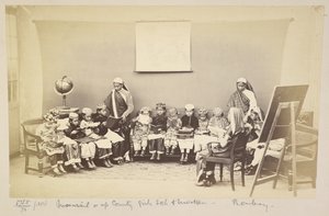 Klass med älskarinna i en flickskola i mofussil eller på landet, Bombay, ca. 1873 (s/v foto) av English Photographer