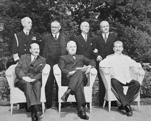 Clement Attlee (1883-1967) President Harry S. Truman (1884-1972) och Joseph Stalin (1879-1953) vid Potsdamkonferensen av English Photographer
