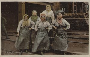 Colliery Lasses (färgfoto) av English Photographer