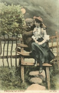 Par som omfamnar på en lantlig stil (färgfoto) av English Photographer