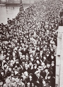 Folkmassor som väntar på tillgång till Westminster Hall, under liggande i delstaten George V, 1936 av English Photographer