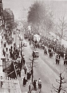 Folkmassor som väntar på tillgång till Westminster Hall, under liggande i delstaten George V, 1936 av English Photographer