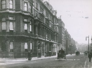 Curzon Street, London av English Photographer