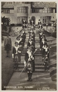 Dagenham Girl Pipers, Essex (s/v foto) av English Photographer