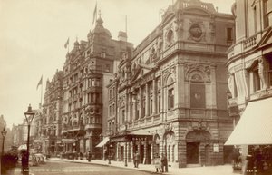 Dalys Theatre och norra sidan av Leicester Square, London av English Photographer