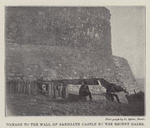 Skador på Wall of Sandgate Castle av de senaste stormarna av English Photographer