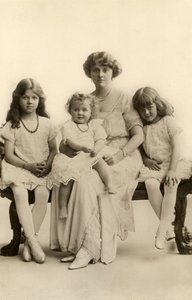 Daphne du Maurier som spädbarn (svartvitt foto) av English Photographer