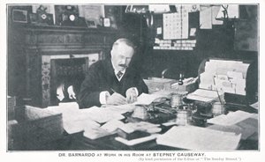 Dr Barnardo på jobbet i sitt rum på Stepney Causeway av English Photographer