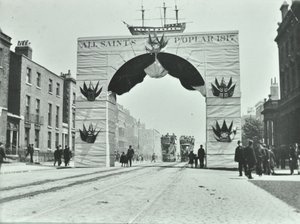 East India Dock Road: tillfällig valvgång, Victoria Diamond Jubilee, 1897 av English Photographer