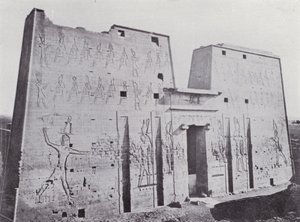 Egypten: Pylon of the Temple of Edfu (s/v foto) av English Photographer