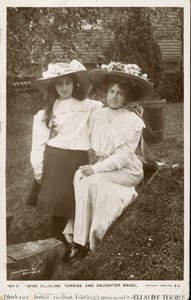 Ellaline Terriss, engelsk skådespelerska och sångerska med sin dotter, Mabel av English Photographer