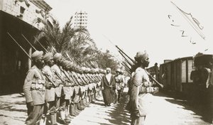 Emir Faisal vid Lydda Station, Palestina, med Sir Herbert Samuel, 1920 av English Photographer