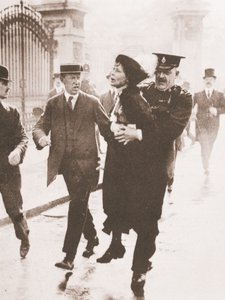Emmeline Pankhursts arrestering utanför Buckingham Palace, medan hon försökte begära kungen, 21 maj 1914 (sepiafoto) av English Photographer
