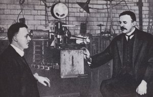 Ernest Rutherford, vänster, och Hans Geiger i fysiklaboratoriet vid Manchester University (s/v-foto) av English Photographer