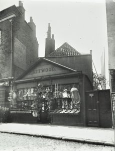 Evelyn Street: vid Deptford High Street, London, 1899 av English Photographer