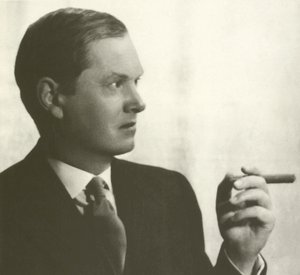 Evelyn Waugh, porträtt, röker cigarr (s/v foto) av English Photographer
