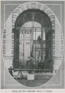 Fixar de nya Admiralty Gates på plats av English Photographer
