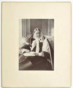 Florence Nightingale, sittande på en soffa i Blue Room på Claydon House, 1891 av English Photographer