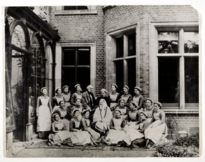Florence Nightingale med Sir Harry Verney och Miss Crossland, i mitten av en grupp sjuksköterskor på Claydon House, 1886 av English Photographer