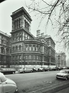 Foreign Office, Whitehall, Westminster LB: höjd till Saint James Park, 1896 av English Photographer