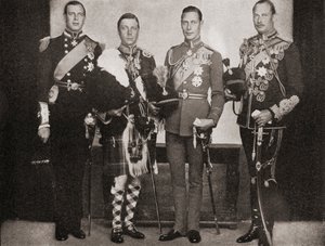 Fyra av de fem sönerna till kung George V, från vänster till höger, prins George, hertig av Kent, kung Edward VIII, senare hertig av Windsor, prins Albert, hertig av York, senare kung George VI, prins Henrik, hertig av English Photographer
