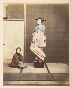 [?Geisha, ] Stående studioporträtt i full längd av en ung kvinna i förhöjda skor, hennes unga skötare på knä på golvet bredvid henne,   Fotograf: Okänd  Lucas Collection: Fotografiskt rekord från Charles James och Morton Ps världsturné, Luc av English Photographer