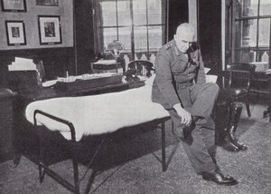 General Sir Edmund Ironside, chef för den kejserliga generalstaben, på sitt kontor på krigskontoret, där han ofta sov under andra världskriget, 1939-1940 av English Photographer