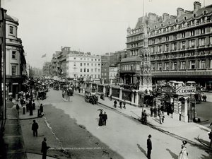 Allmän vy längs stranden med Charing Cross Station av English Photographer
