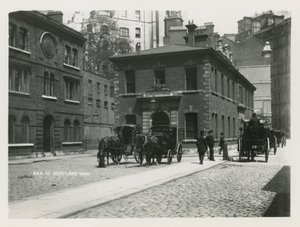 Allmän bild av hästdragna vagnar i Scotland Yard av English Photographer