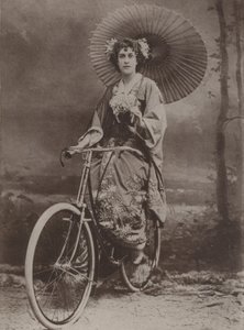 Flicka på cykel, klädd i japanskt mode av English Photographer