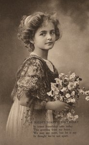Tjej med en pose med blommor och en födelsedagshälsning (s/v foto) av English Photographer