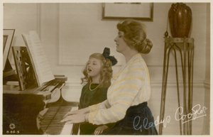 Gladys Cooper och flicka vid piano av English Photographer