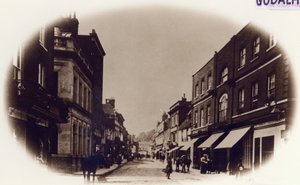 Godalming High Street, Surrey, ca 1900 (sepiafoto) av English Photographer