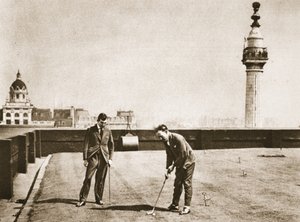Golfträning för kontorsarbetare på taket av Adelaide House, från Wonderful London, publicerad 1926-27 (fotogravyr) av English Photographer