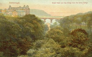 Grand Hotel and bridge, Scarborough (färgfoto) av English Photographer