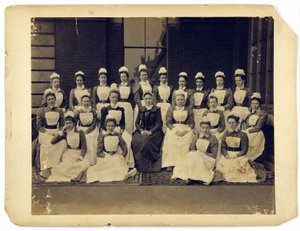 Gruppporträtt av medicinsk personal från St. Thomass sjukhus av English Photographer