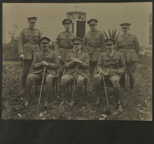 Gruppporträtt av sju män i militäruniform, 1914-18 av English Photographer