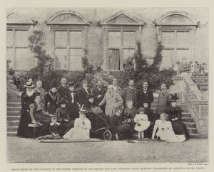Grupp tagen i samband med Sir Spencers och Lady Ponsonby-Fane:s guldbröllop, som nyligen firades på Brympton House, Yeovil av English Photographer
