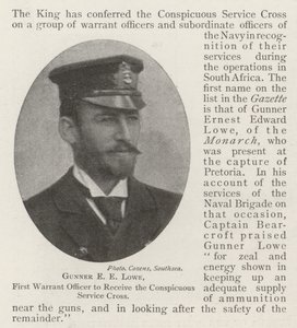 Gunner E E Lowe, Förste Warrant Officer som tar emot det iögonfallande servicekorset av English Photographer