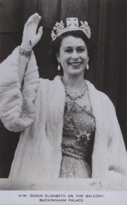 HM Queen Elizabeth på balkongen, Buckingham Palace (s/v foto) av English Photographer