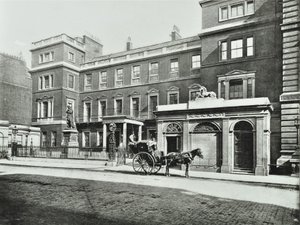 Hansom-hytt utanför krigskontoret Pall Mall, Willis Collection, 1890 av English Photographer