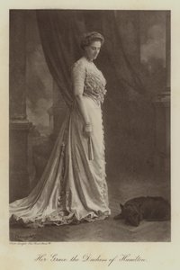 Hennes nåd hertiginnan av Hamilton (svartvitt foto) av English Photographer