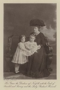 Hennes nåd hertiginnan av Norfolk med earlen av Arundel och Surrey och lady Rachael Howard (svartvitt foto) av English Photographer