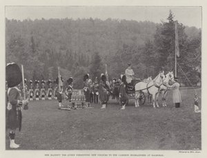 Hennes Majestät Drottningen presenterar nya färger för Cameron Highlanders på Balmoral av English Photographer