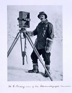 Herbert Ponting (1870-1935) med en filmkamera på Terra Nova-expeditionen (1910-13) till Sydpolen under ledning av kapten Scott, 1910-12 av English Photographer