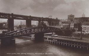 High Level and Swing Bridges, Newcastle-On-Tyne (s/v foto) av English Photographer