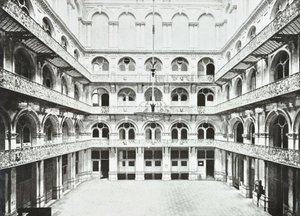Hop Exchange: East Hall interior, Southwark Street, London, 1890 av English Photographer