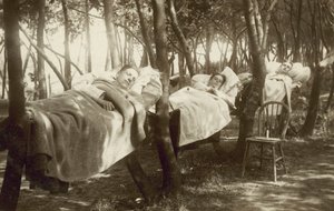 Humleplockare som sover i hängmattor på en gård i Kent (s/v foto) av English Photographer