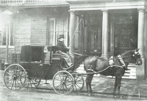 Hästdragen hytt, 1890 av English Photographer